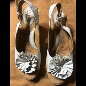 b.o.c. Sz 9 white leather wedges